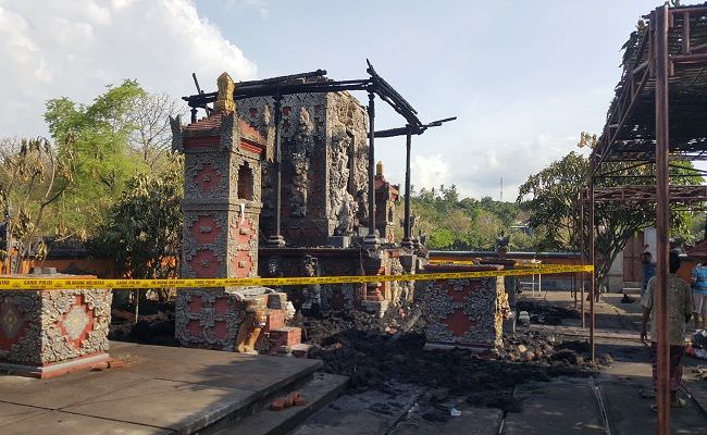 lima-pelinggih-pura-dalem-banjar-terbakar-pemicu-masih-simpang-siur