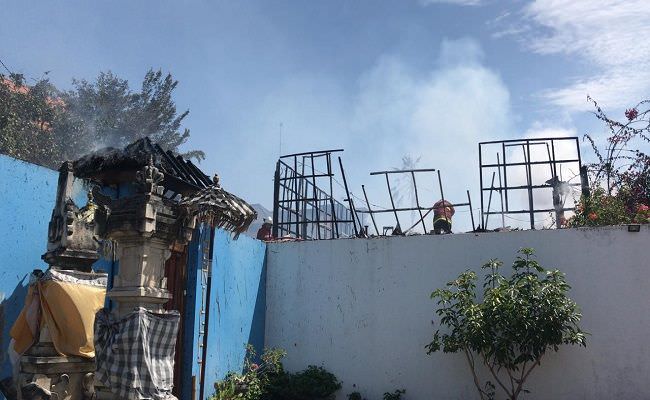 vila-bule-australia-terbakar-sanggah-kemulan-warga-ikut-hangus