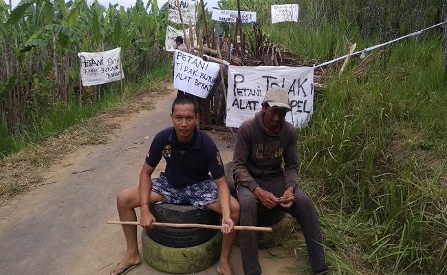 warga-payangan-gianyar-blokade-jalan-pasang-bambu-runcing