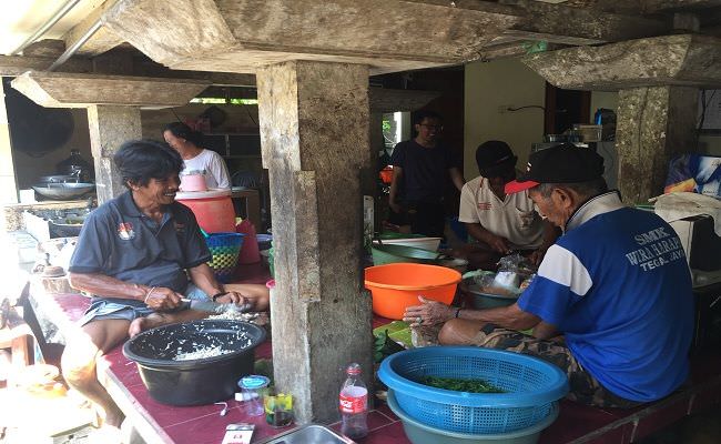 ada-sejak-1955-ngelawar-dan-ngejot-jadi-tradisi-umat-turun-temurun