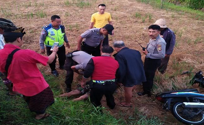 kecapekan-bolak-balik-ke-pantai-penjual-stiker-tewas-tertindih-motor