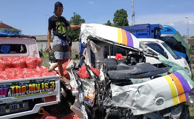 ngeri-tabrakan-dengan-bus-pariwisata-sopir-pikap-tewas-tergencet