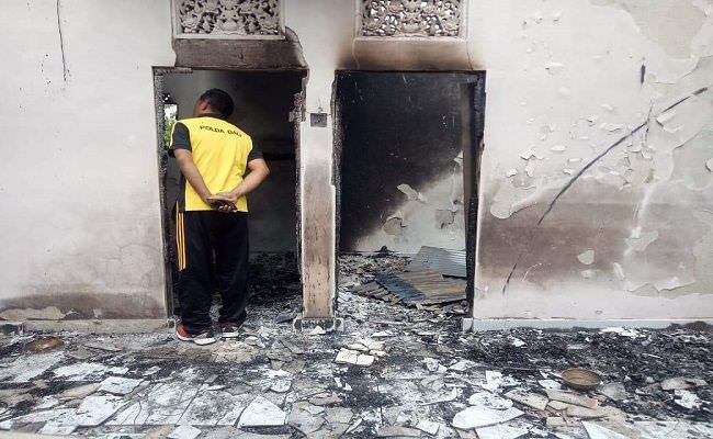 disambar-petir-saat-hujan-lebat-rumah-warga-tejakula-ludes-terbakar