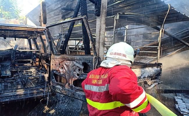 ditinggal-jualan-api-sambar-gas-lpj-dan-bensin-2-mobil-motor-hangus