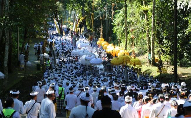 hilangkan-leteh-jagat-umat-hindu-lintasi-18-desa-tempuh-puluhan-kilo