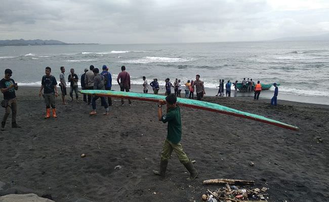 perahu-dihempas-ombak-hingga-hancur-dua-pekerja-bali-safari-hanyut