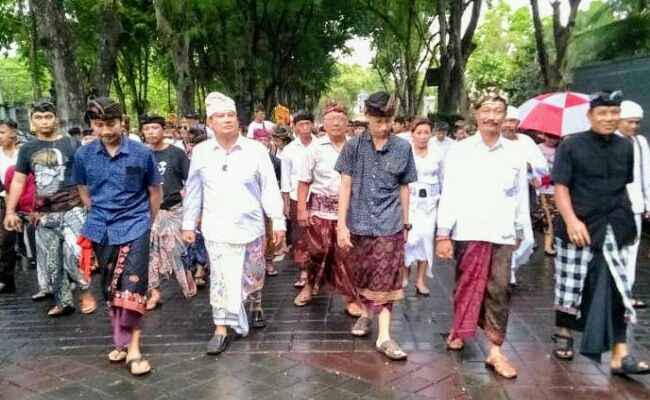 ribuan-massa-millenial-antarkan-amd-daftar-cawali-denpasar