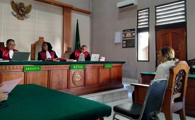 terbukti-remas-kemaluan-pacar-wanita-cantik-divonis-percobaan