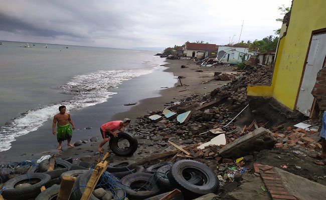 warga-terdampak-ombak-pantai-mengungsikorban-rugi-ratusan-juta-rupiah