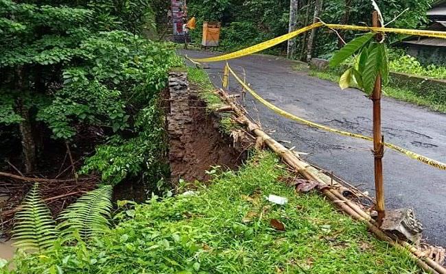 diguyur-hujan-lebat-senderan-jembatan-gunung-salak-megati-ambles