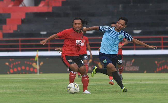 lagi-teco-komentari-irfan-ganti-semua-pemain-kontra-persela-sore-ini