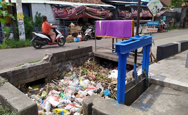 oknum-pedagang-di-pasar-pagi-lelateng-buang-sampah-di-sungai
