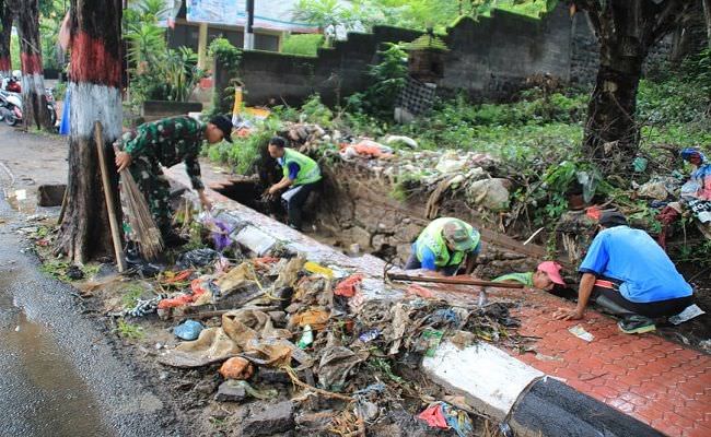 sampah-sumbat-drainase-picu-banjir-di-sukasada-buleleng
