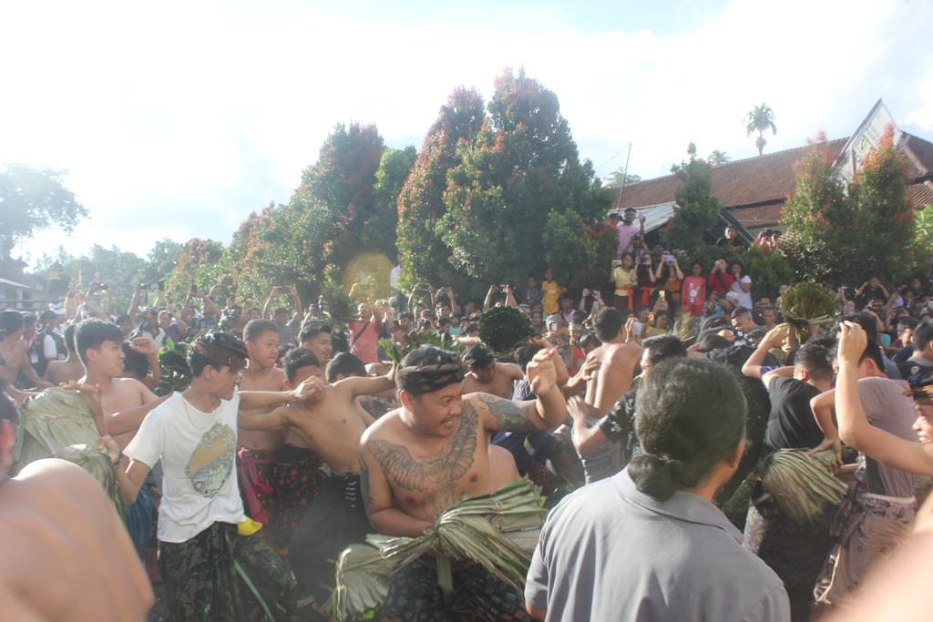 siat-sarang-cara-unik-warga-bali-perangi-bhuta-kala-pada-diri-manusia