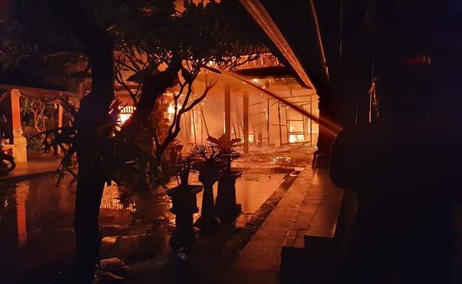 warung-arak-legendaris-dong-oman-di-sanur-denpasar-terbakar
