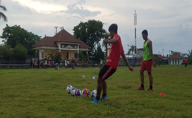 cari-bakat-ke-bali-ali-usman-eks-arema-coaching-clinic-di-seririt