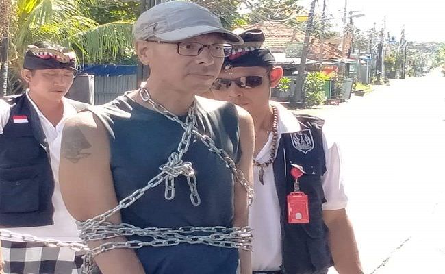 joging-saat-nyepi-bule-amerika-dirantai-pecalang-desa-adat-kampial