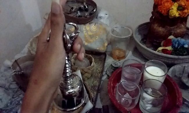 malam-kajeng-kliwon-pemangku-se-klungkung-serempak-bunyikan-genta