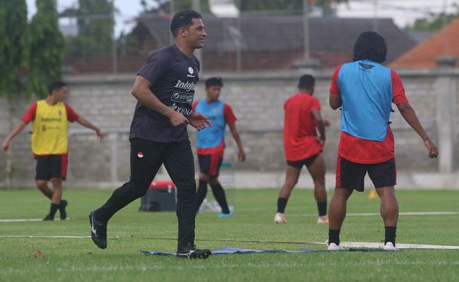 pantau-pemain-di-tribun-addison-bongkar-masa-adaptasi-di-bali-united