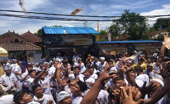 simbol-perpisahan-roh-leluhur-uang-yang-ditebar-tergantung-rezeki