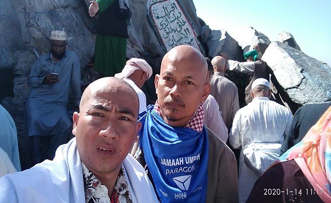 ziarah-ke-goa-hira-peminta-sedekah-di-puncak-jabal-nur
