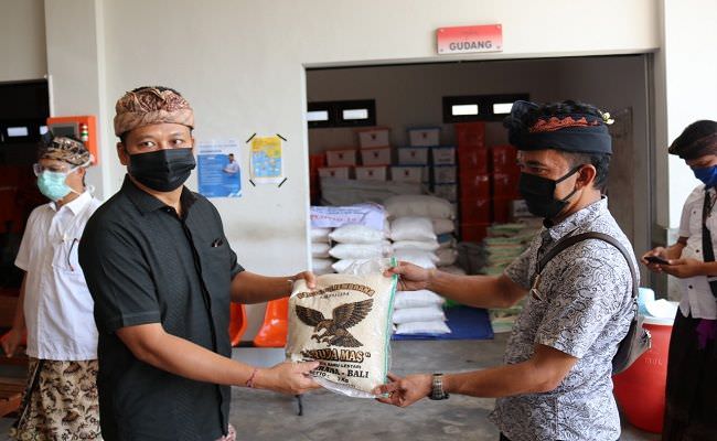 bantu-warga-terdampak-covid-19-pemkab-jembrana-siapkan-beras-100-ton