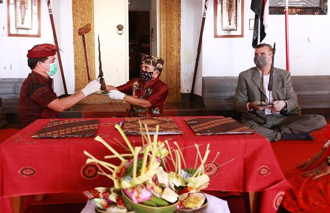 belanda-kembali-serahkan-dua-keris-dan-mata-tombak-kerajaan-klungkung