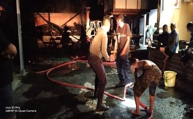 diduga-karena-percikan-bara-dupa-bale-gede-dan-gudang-ludes-terbakar