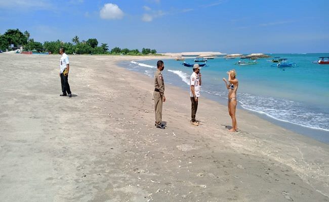 heboh-lagi-video-bule-berenang-di-obyek-wisata-pantai-perancak-bali