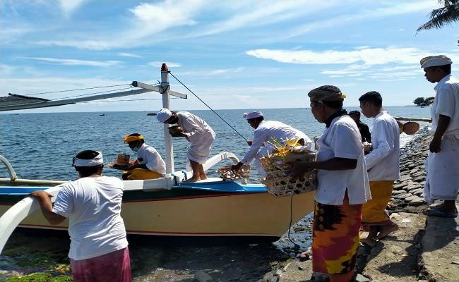 tangkal-wabah-corona-warga-lepas-ayam-dan-bebek-hitam-ke-tengah-laut