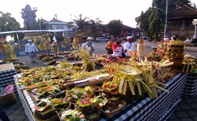 tiga-pedanda-bali-usir-covid-19-dengan-upacara-caru-antha-septha
