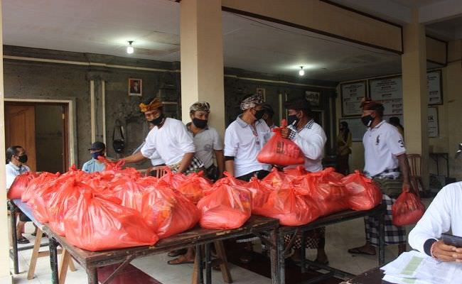 banjar-tegal-belodan-bagikan-paket-sembako-ke-warga-terdampak-covid-19