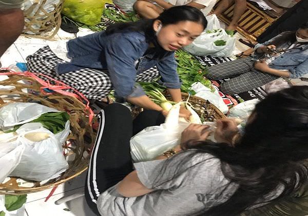 bantu-korban-covid-19-stt-banjar-silakarang-bagikan-sayur-mayur