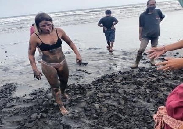 bule-rusia-bebas-mandi-di-pantai-saat-ditutup-warganet-terheran-heran