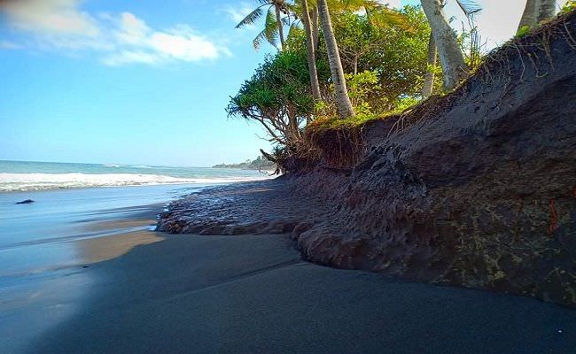 daratan-pantai-pering-gianyar-terkikis-ombak-sawah-dan-pura-terancam