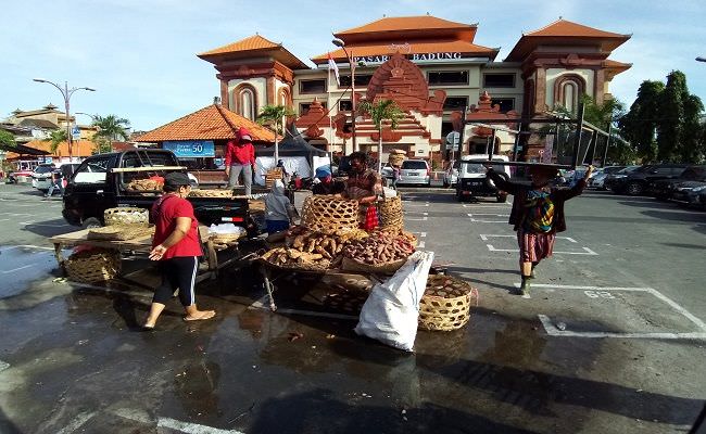 denpasar-berlakukan-pkm-pedagang-pasar-kumbasari-diberi-jarak