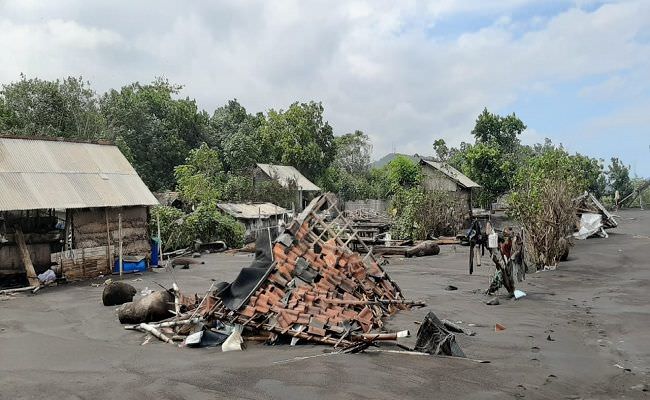 dihantam-gelombang-pasang-tempat-penggaraman-kusumba-hancur