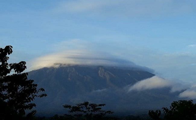 fenomena-awan-mirip-ufo-di-gunung-agung-ini-penjelasan-ilmiah-bmkg