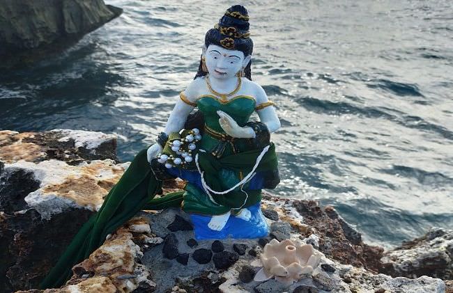 heboh-patung-nyi-roro-kidul-ditemukan-berdiri-di-pantai-water-blow