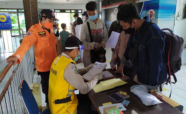 pemudik-mulai-masuk-bali-datang-dari-zona-merah-langsung-rapid-test