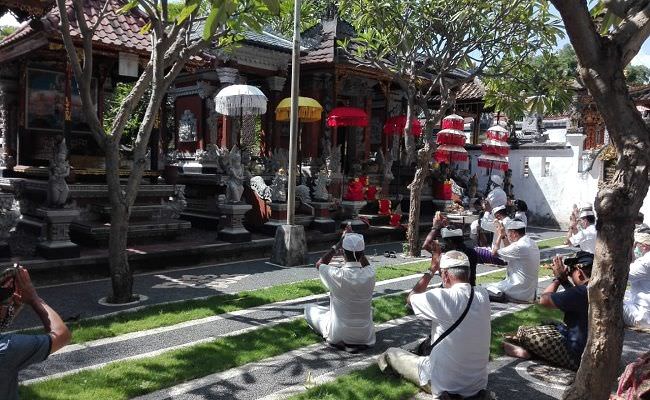 stop-corona-keris-pusaka-ki-baru-semang-puri-buleleng-di-wangsuhpada