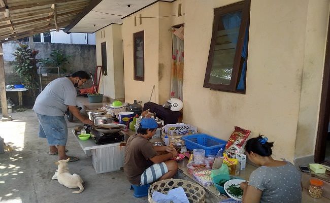 sulap-halaman-kos-jadi-dapur-umum-bagikan-makanan-gratis-untuk-warga