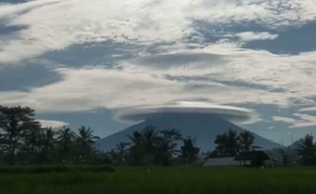 viral-lagi-puncak-gunung-agung-kembali-diselimuti-awan-mirip-ufo