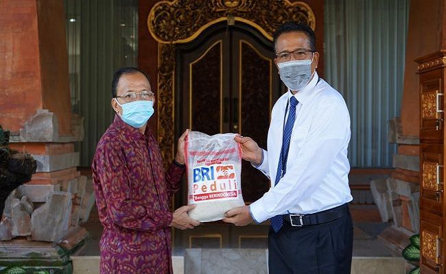bri-salurkan-bantuan-10-ton-beras-ribuan-paket-sembako-dan-vitamin-c