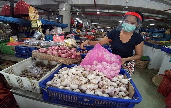 cegah-covid-19-pasar-rakyat-di-denpasar-dipasangi-pembatas-plastik