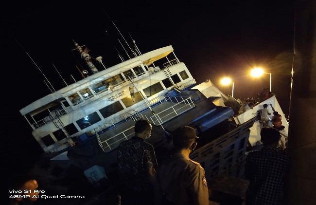 lambung-kapal-bocor-kmp-dharma-rucitra-nyaris-tenggelam-di-padangbai