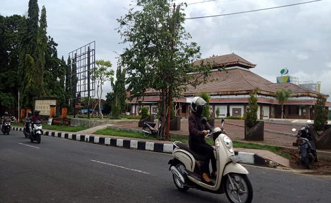 lokasi-lama-berdebu-pasar-senggol-pindah-jualan-ke-gor-kebo-iwa