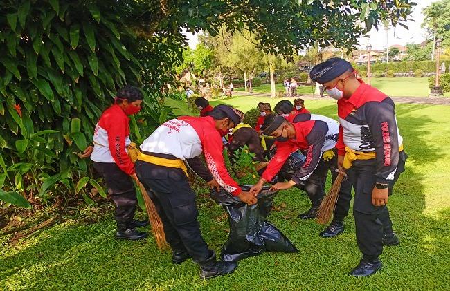 sambut-turis-jelang-new-normal-pura-taman-ayun-mulai-dibersihkan
