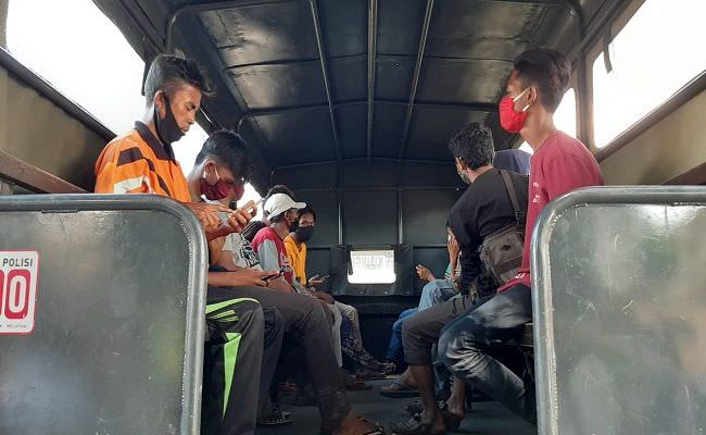 sembunyi-di-bak-truk-saat-ke-bali-20-duktang-asal-bima-dipulangkan