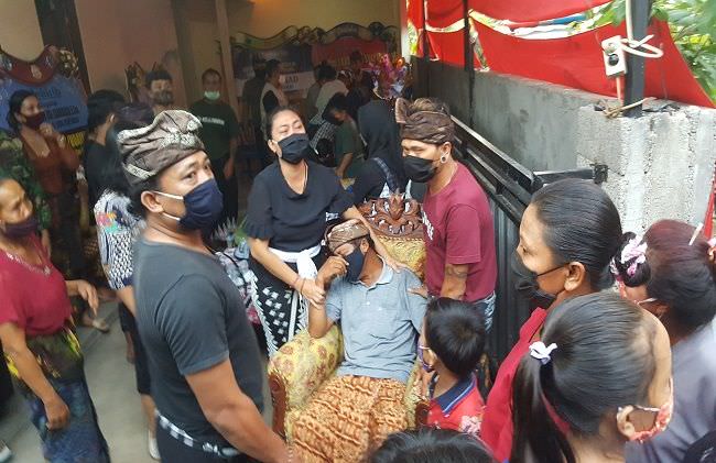 tangis-keluarga-pecah-sambut-jenazah-kapten-cpn-kadek-udi-suardiasa